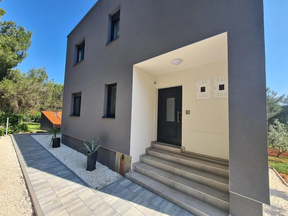 Black & White Pula Villa